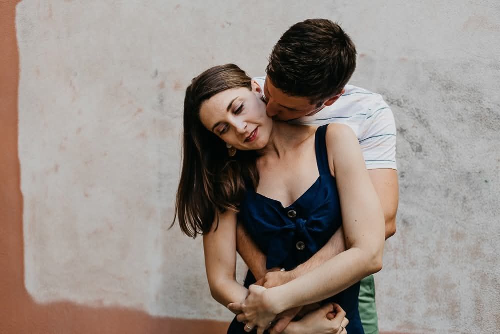 couple qui s'embrasse dans les rues de toulouse lors d'une séance photo avec une photographe d'Angers