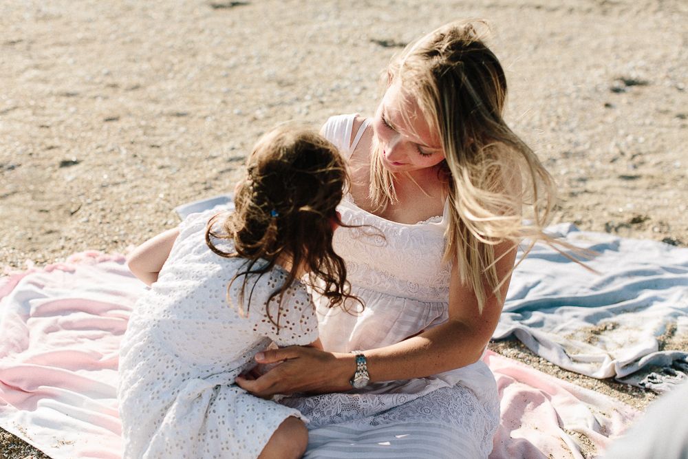 maman et fille qui joue à la plage lors d'une séance photo avec une photographe d'Angers