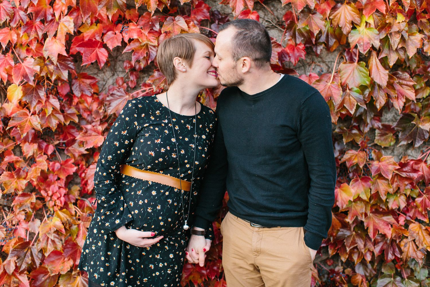Séance photo maternité portrait des futurs parents en automne près d'Angers