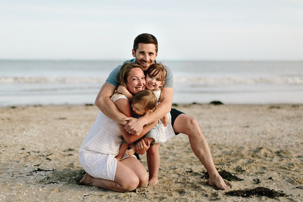 famille qui se fait un calin au bord de la mer lors d'une séance photo avec une photographe d'Angers