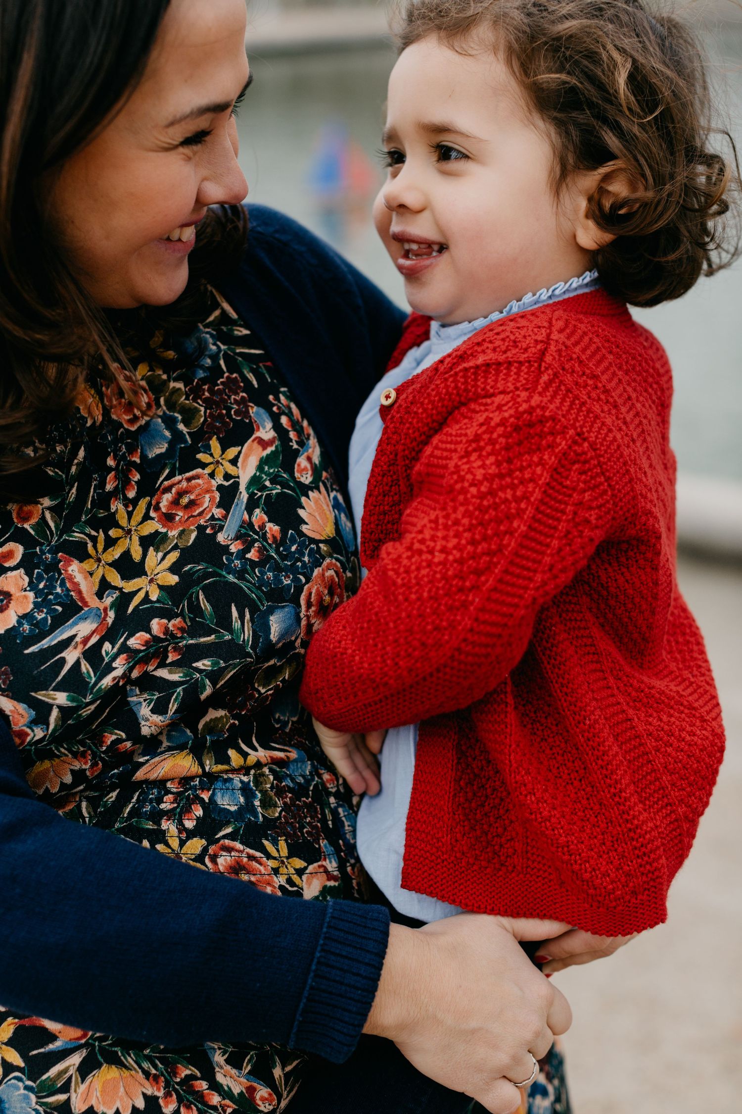 maman et son enfant qui partage un moment de complicité au jardin des tuileries à Paris avec une photographe d'Angers