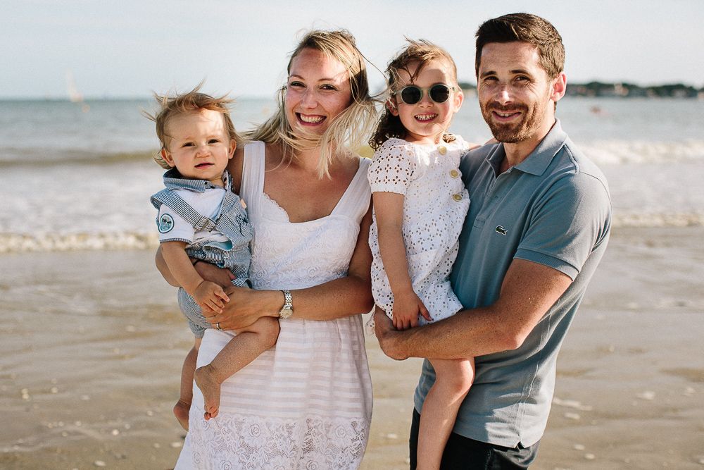 famille au bord de la mer lors d'une séance photo avec une photographe d'Angers