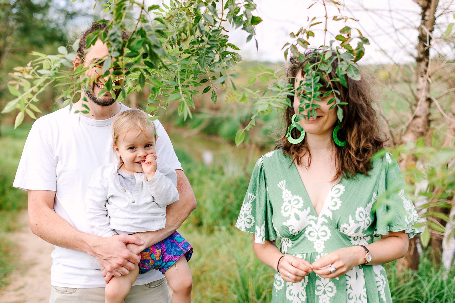portrait de famille qui se cache lors d'une séance photo à l'ile saint aubin à Angers réalisée par une photographe professionnelle