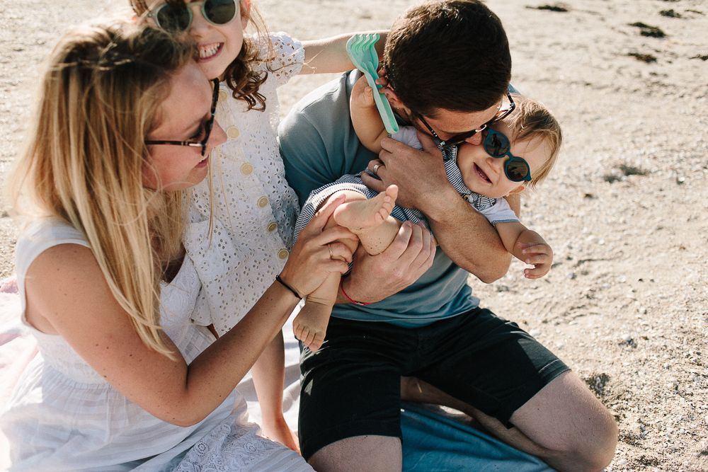 famille qui s'amuse au bord de la mer lors d'une séance photo avec une photographe d'Angers