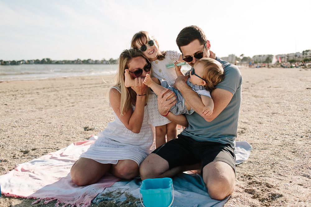famille qui partage un moment de rires à la mer lors d'une séance photo avec une photographe d'Angers