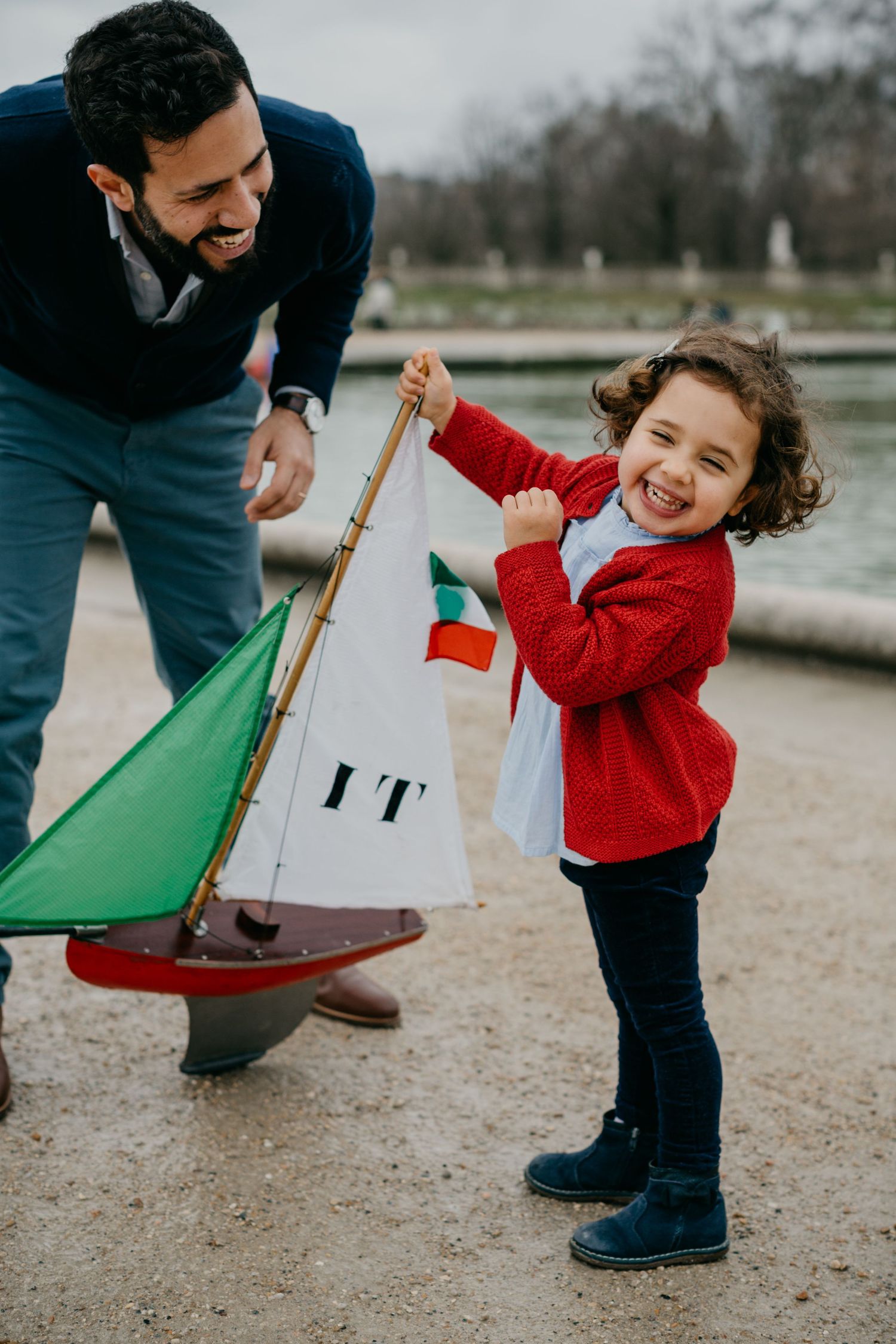 un papa et sa fille qui famille qui partage un moment de complicité au jardin des tuileries à Paris avec une photographe d'Angers