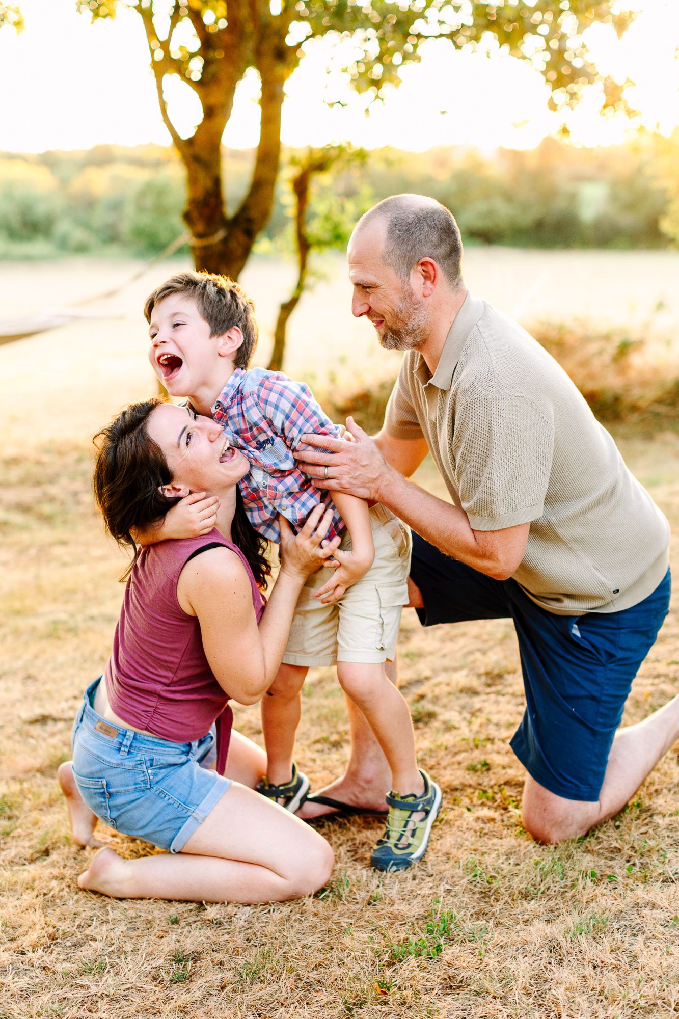photographe séance famille à Angers les parents rigolent avec leur enfant