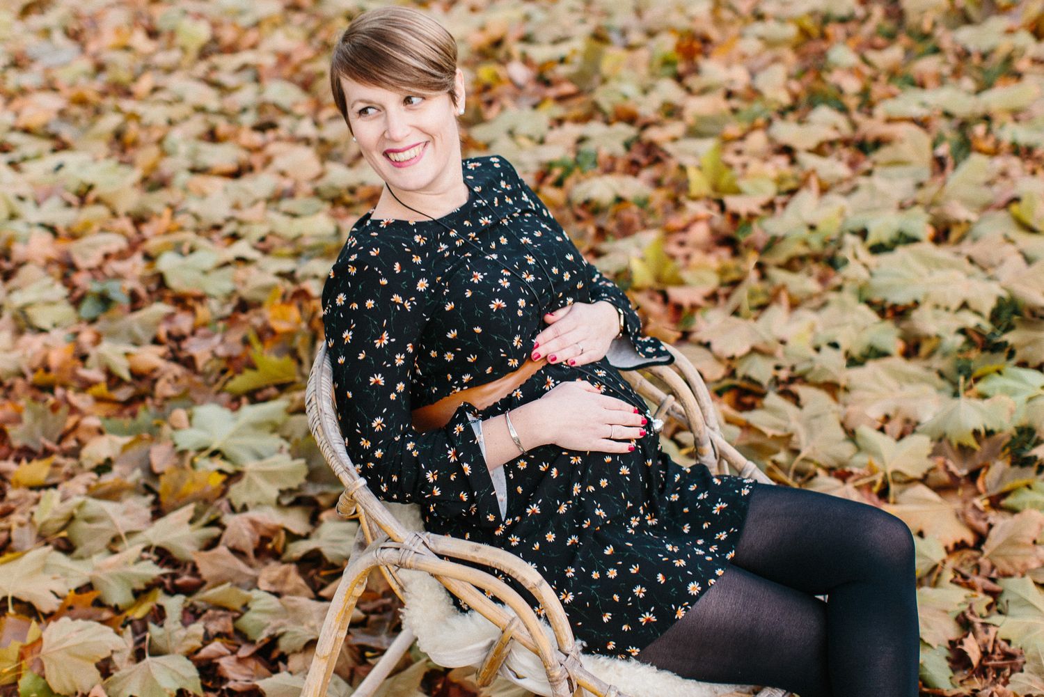 Séance photo maternité future maman sur un siège en osier en automne près d'Angers