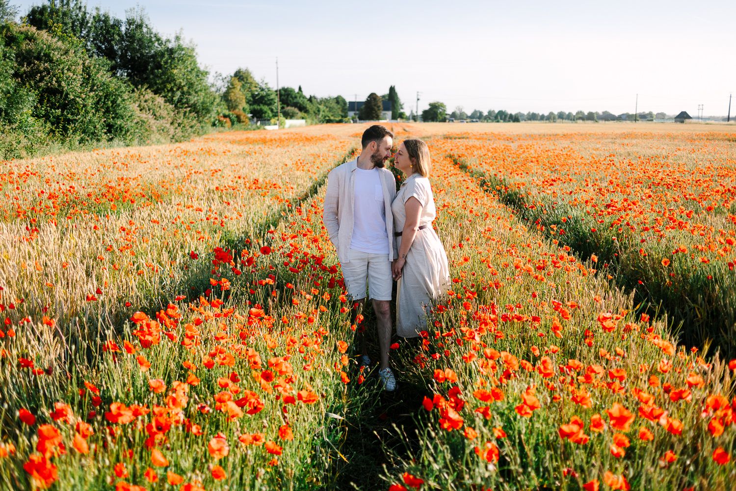 portrait couple moment de tendresse dans les coquelicots près d'Angers