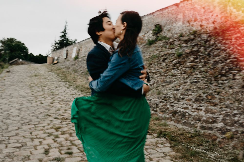 Couple courant en bord de Loire près d’Angers lors d’une séance photo