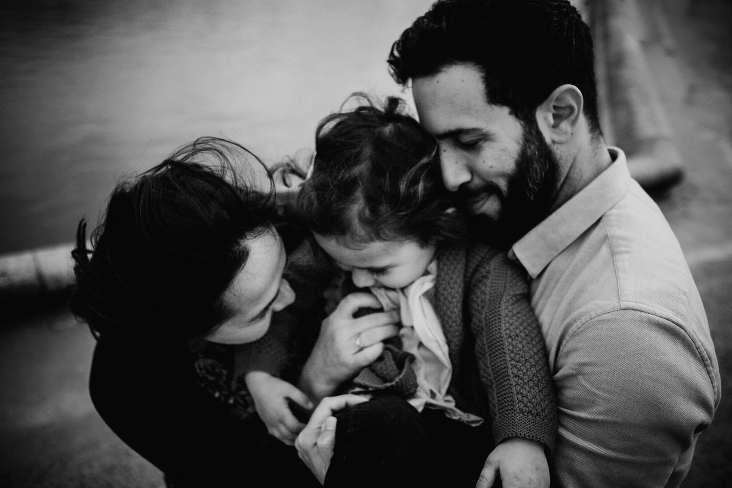 famille qui se fait un calin au jardin des tuileries à Paris avec une photographe d'Angers