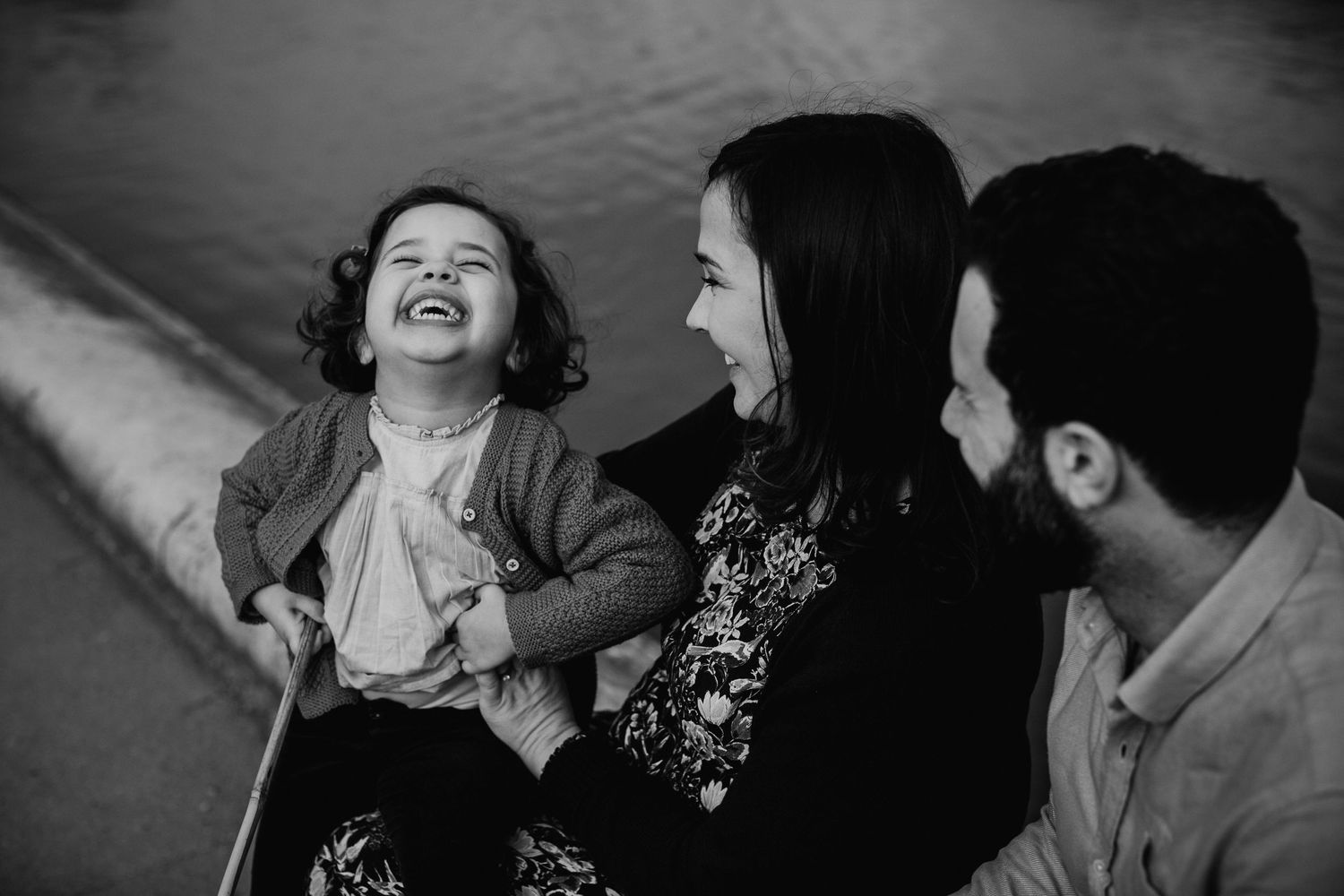 famille qui partage un moment de rire au jardin des tuileries à Paris avec une photographe d'Angers