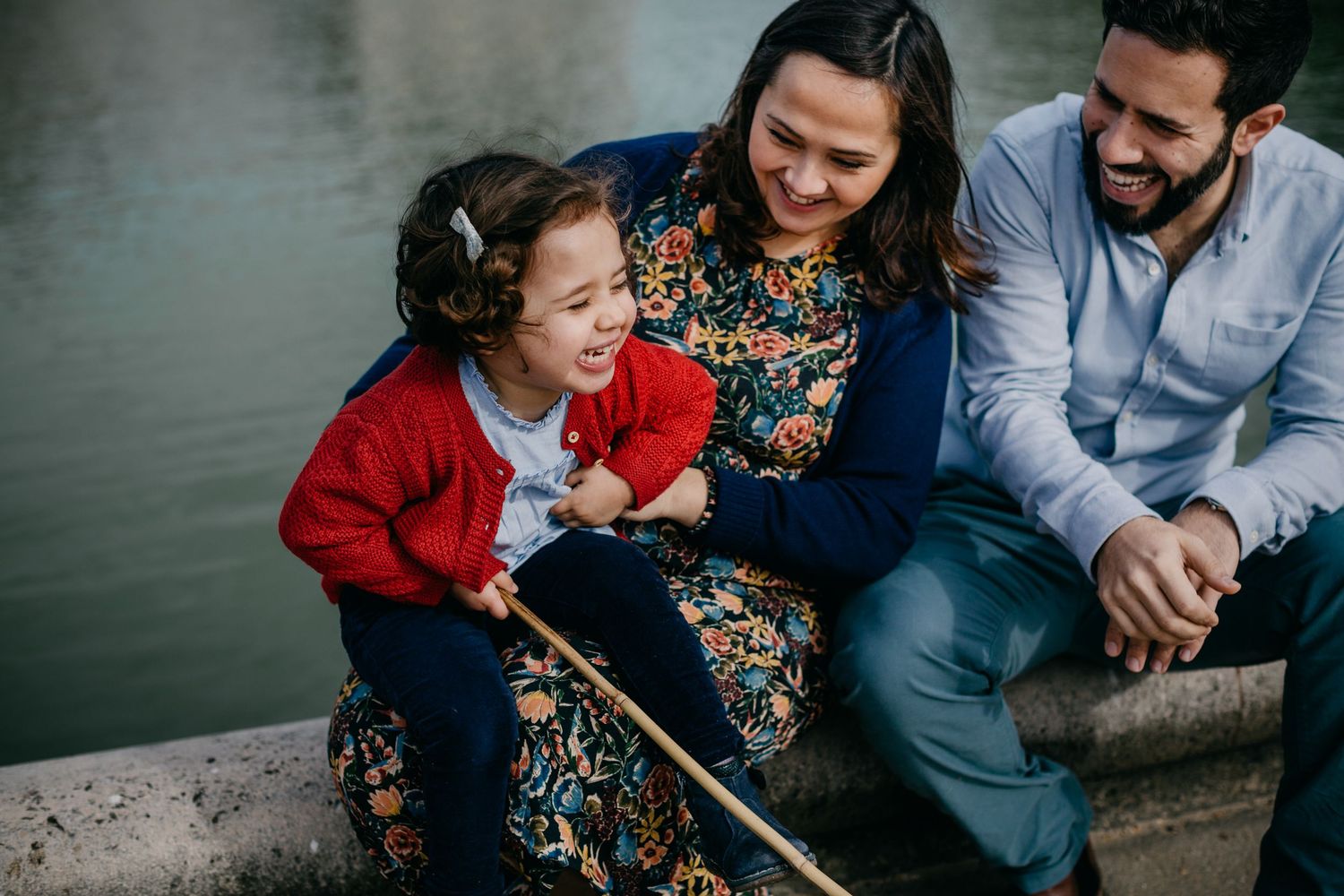 famille qui s'amuse au bord d'un bassin au jardin des tuileries à Paris avec une photographe d'Angers