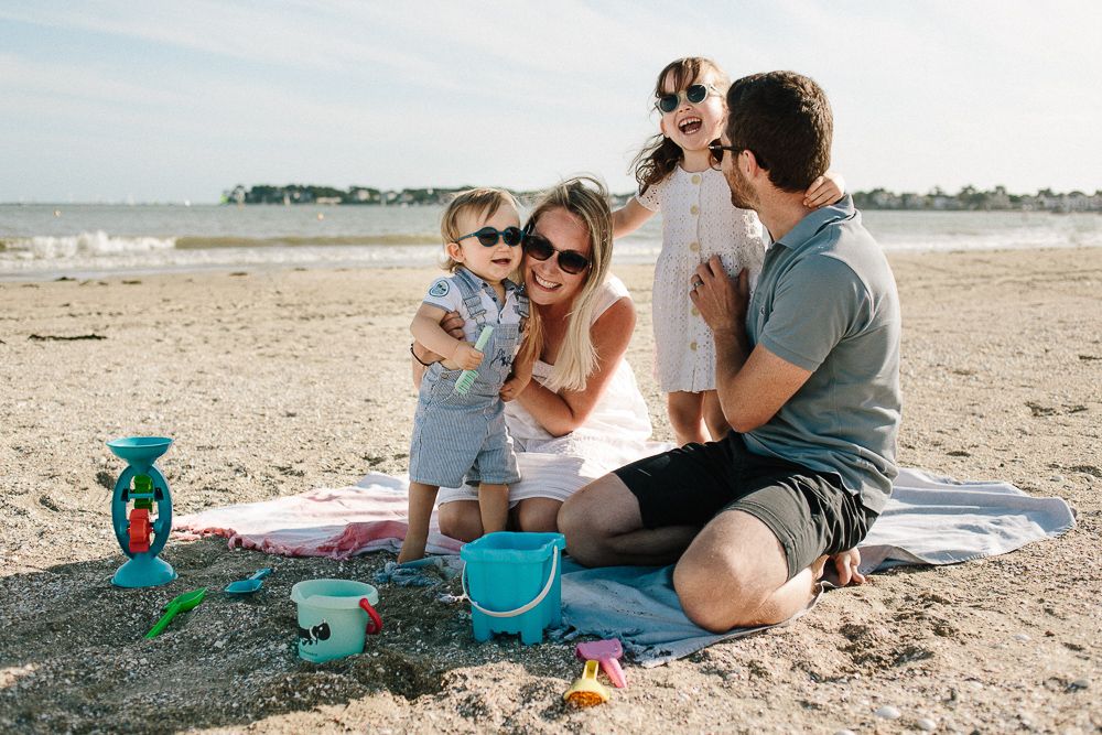 famille qui se fait un câlin à la plage lors d'une séance photo avec une photographe d'Angers