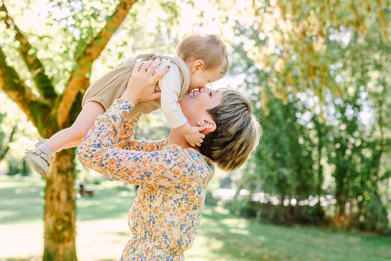 photo d'une maman avec son enfant dans les bras lors d'une séance famille avec une photographe à Angers