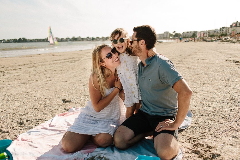 famille qui se fait un calin à la plage de la Baule lors d'une séance photo avec une photographe d'Angers