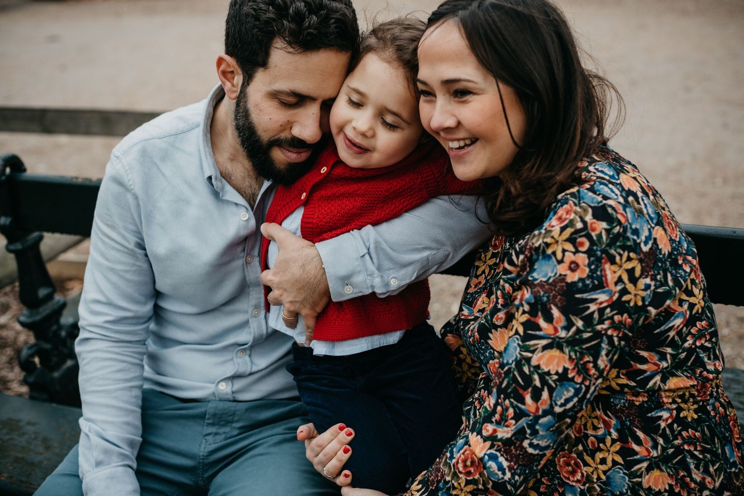 famille qui partage un moment de complicité au jardin des tuileries à Paris avec une photographe d'Angers