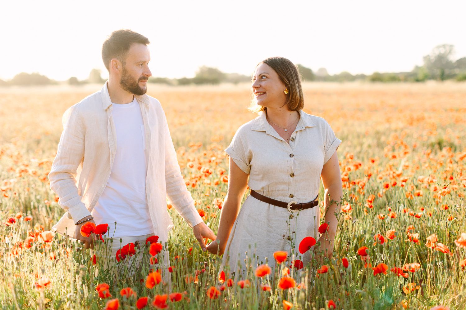séance photo couple qui se balade dans les coquelicots près d'Angers