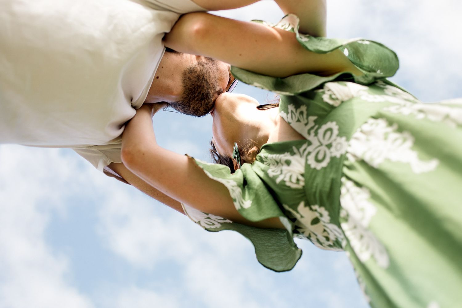 Séance couple en extérieur à Angers montrant un instant de tendresse