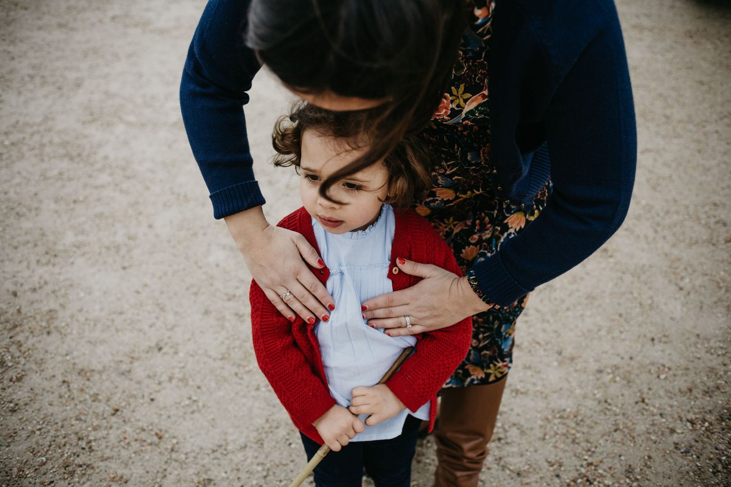 photo d'une maman et de sa fille au jardin des tuileries à Paris avec une photographe d'Angers