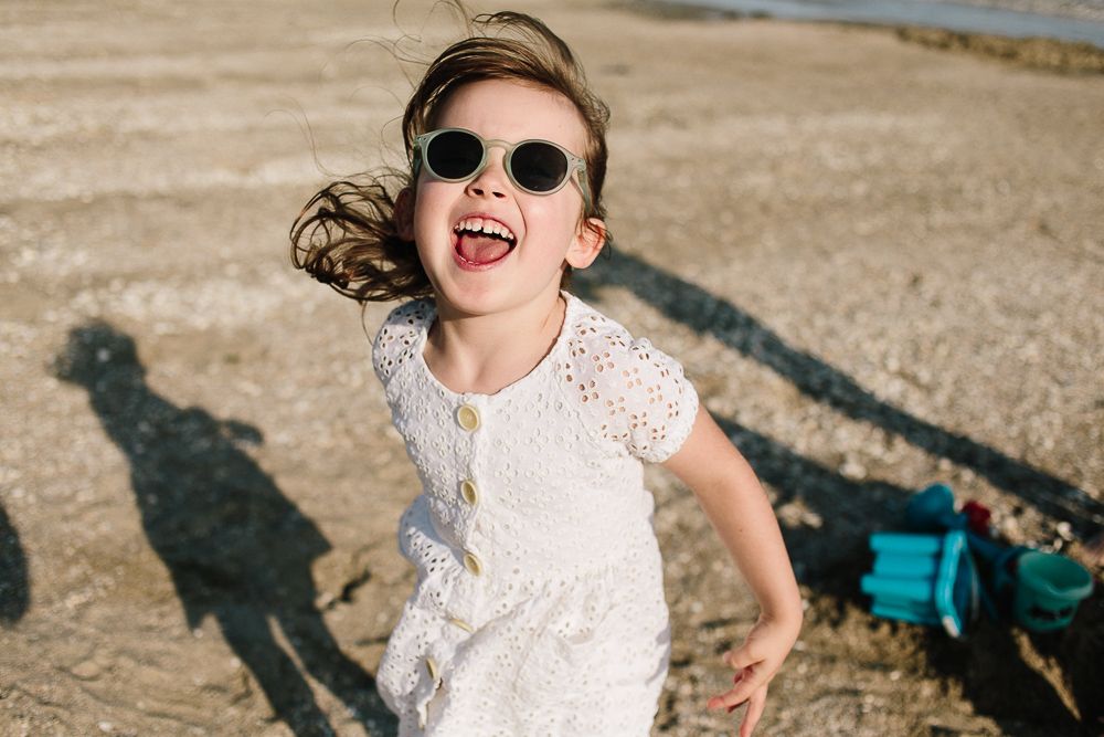enfant qui joue au bord de la mer lors d'une séance photo avec une photographe d'Angers