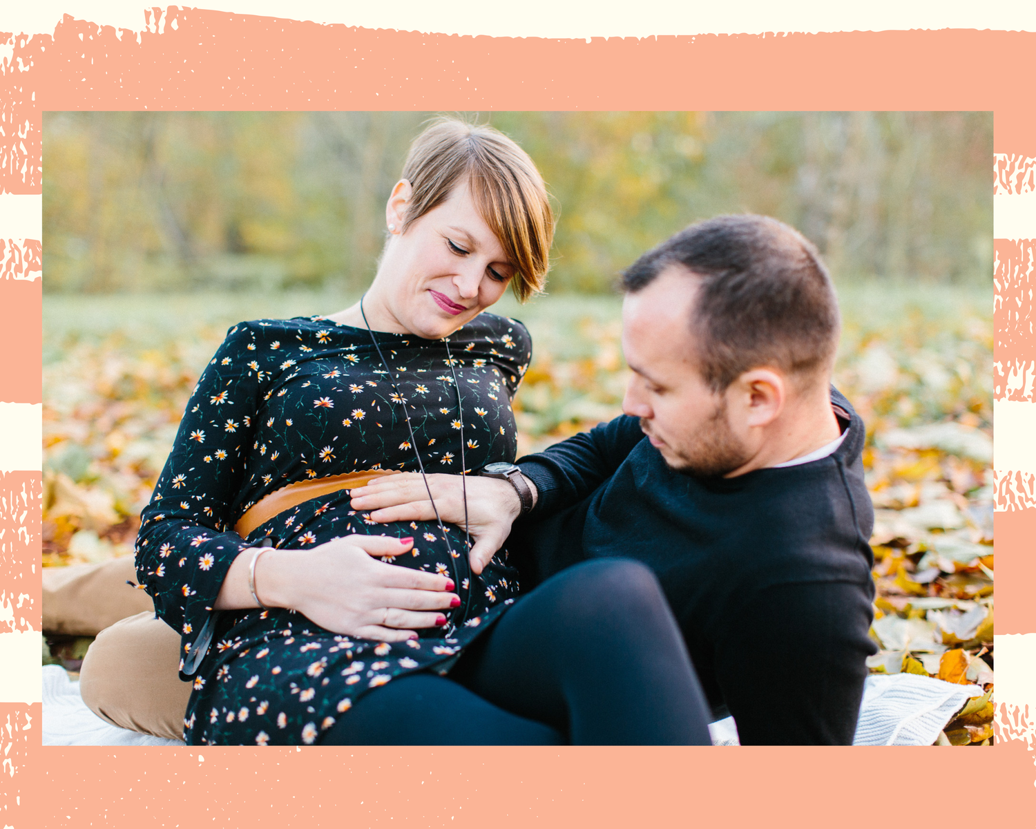 Séance photo maternité en automne près d'Angers les futurs parents sont assis par terre