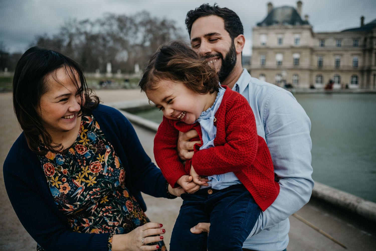 famille qui rigole au jardin des tuileries à Paris avec une photographe d'Angers