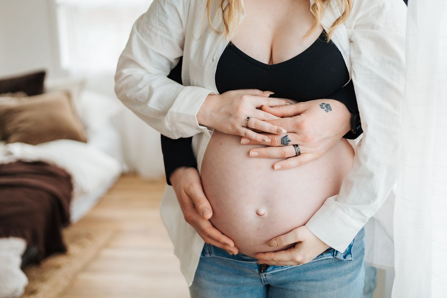 maternity photoshoot. Family and newborn photographers in Edmonton and Morinville. Pregnancy pictures. Candid lifestyle photographers