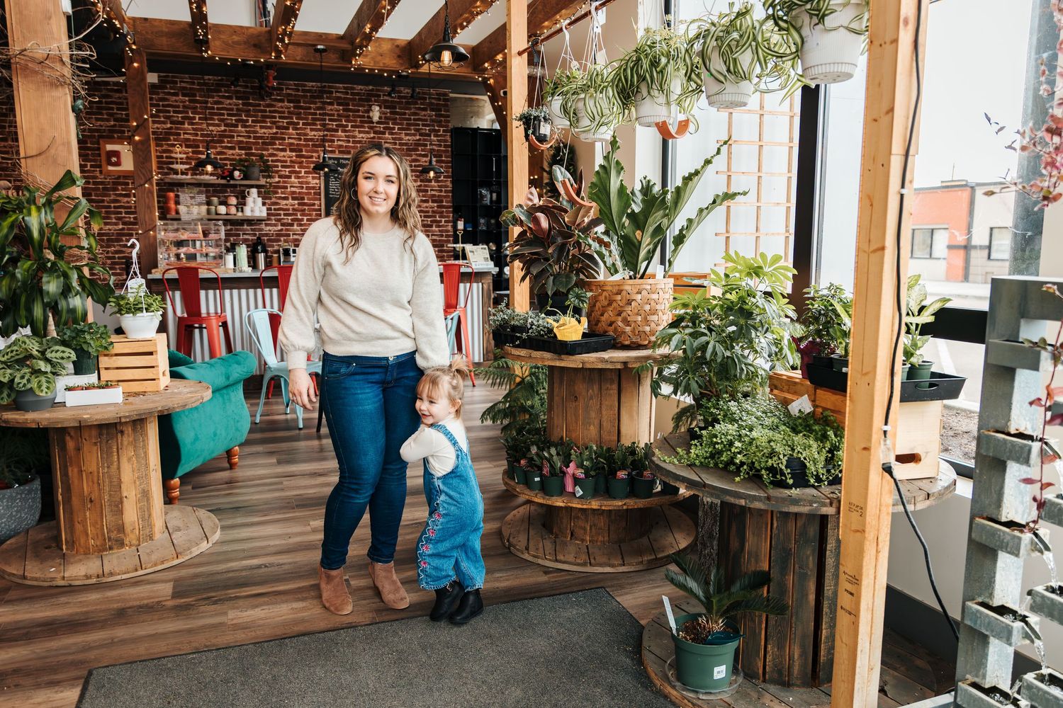 family and newborn photography in edmonton and onoway. mom and daughter at coffee shop in stony plain. heartheld magazine