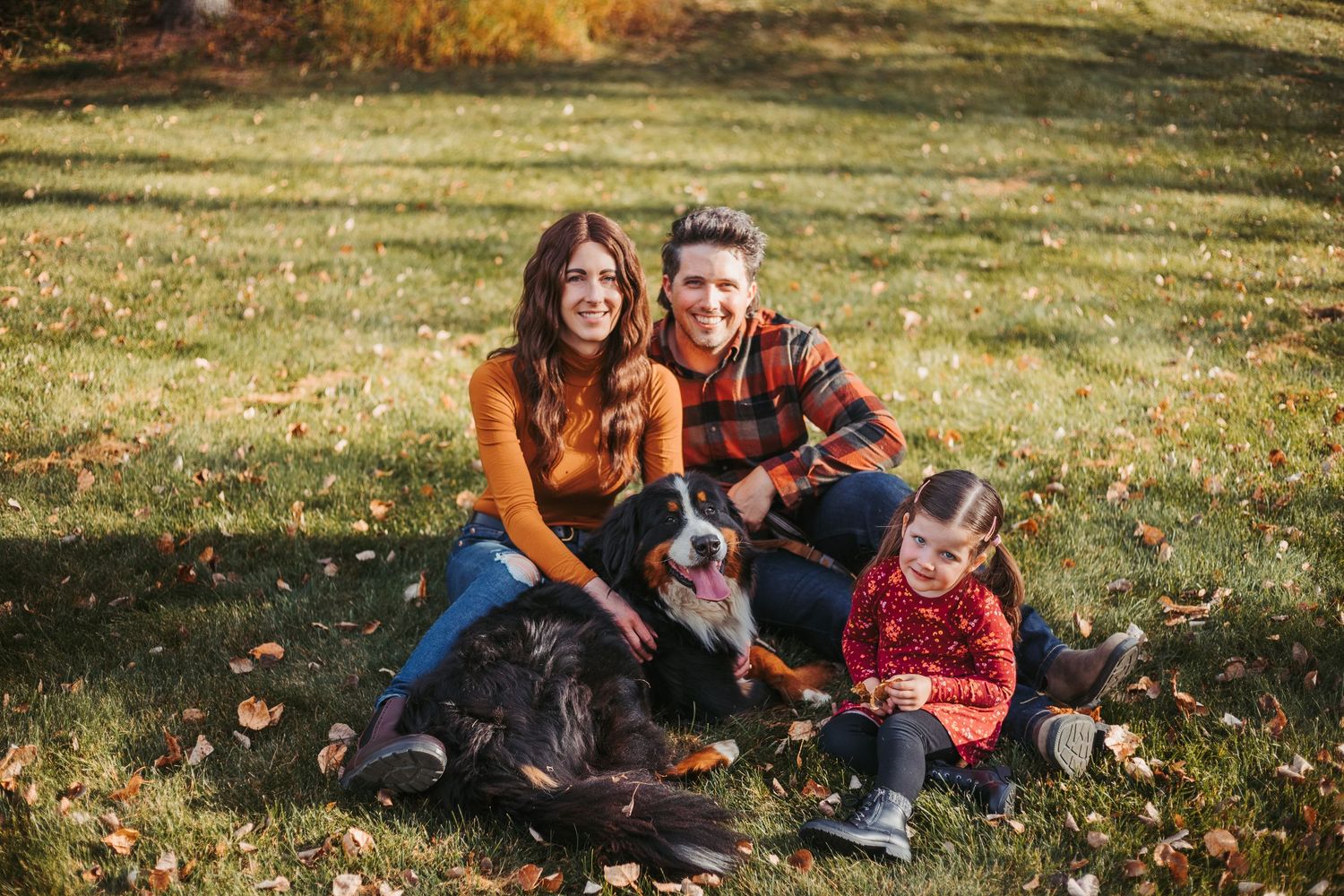 Family photos outdoors. Edmonton area newborn and branding photographer. Fall photos in St.Albert. Professional photographer.