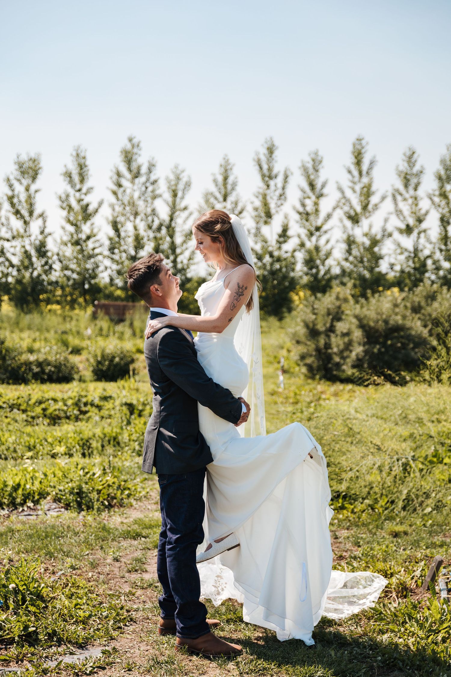 the garden venue stony plain, bride and groom pictures, wedding photographers, elopement photos, long veils, Calgary wedding photographer