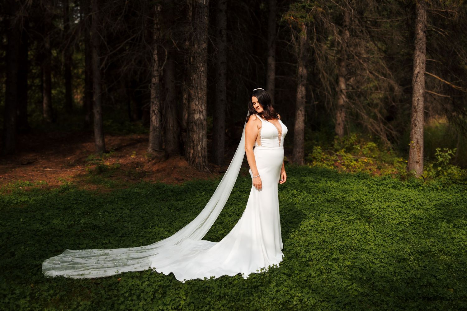 bride with long veil at the valley weddings venue. Wedding photographers. Wedding planners in Alberta. Luxury wedding photography.