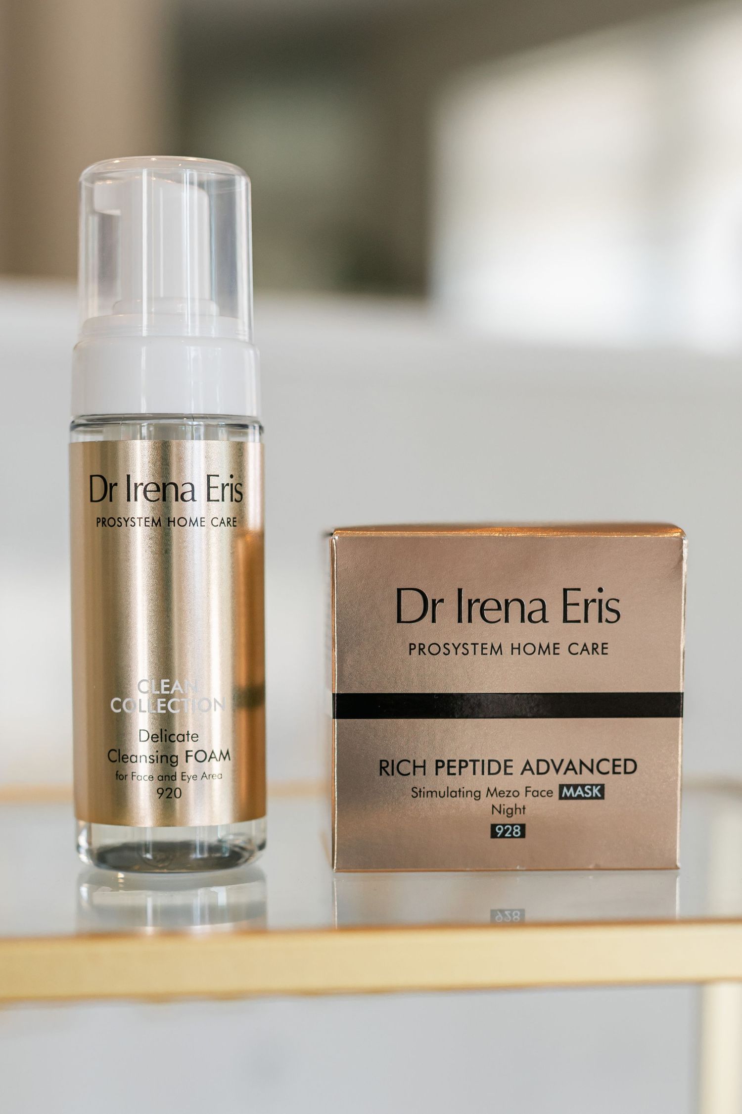 Dr. Irena Eris Prosystem Home Care reinigingsschuim en Rich Peptide Advanced nachtmasker tentoongesteld