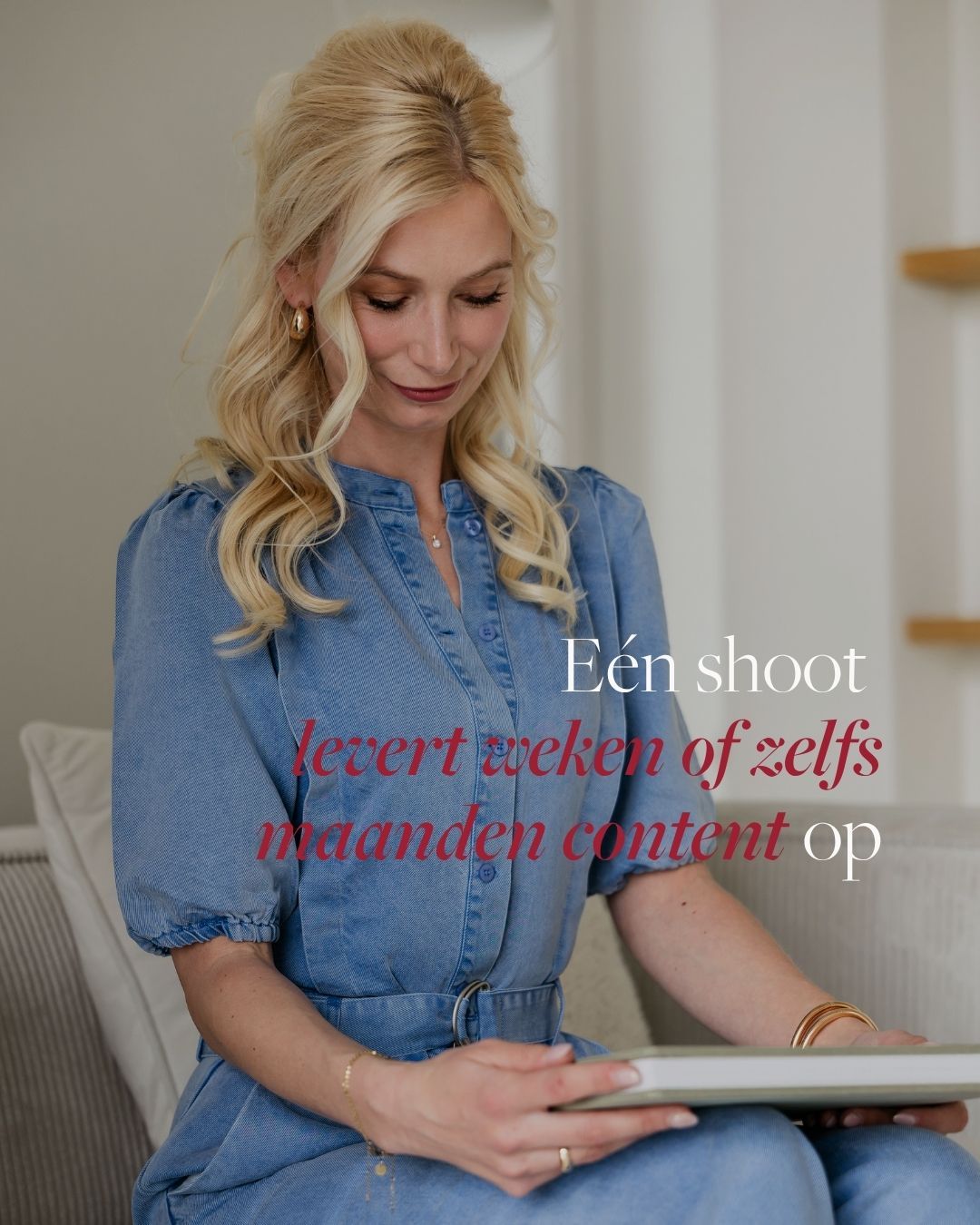 Blonde woman in blue denim dress holding tablet with Dutch text about content creation shoots.