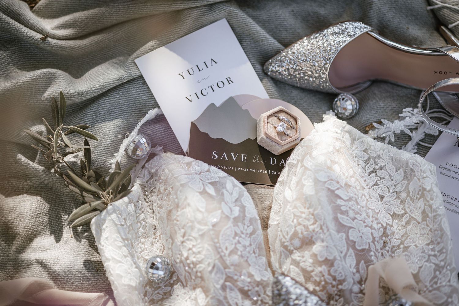 Wedding flatlay Met kanten jurk, save the date kaart, glitter hakken en sieraden.