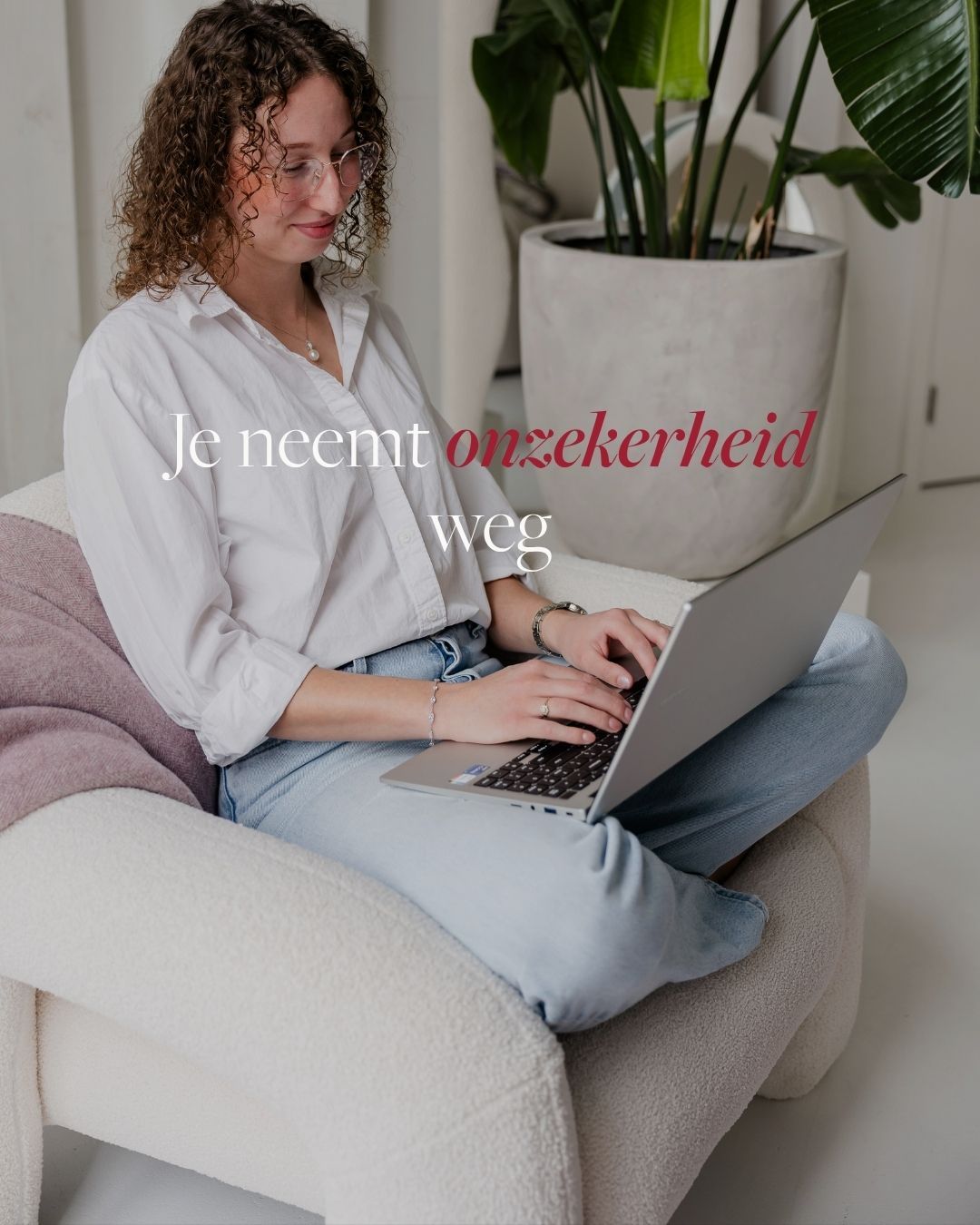 Curly-haired woman in white shirt working on laptop on couch with Dutch text overlay.