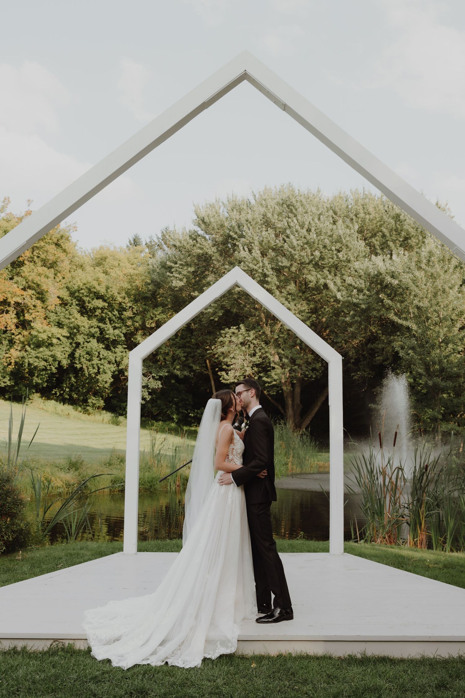 Le baiser final de la cérémonie de mariage.