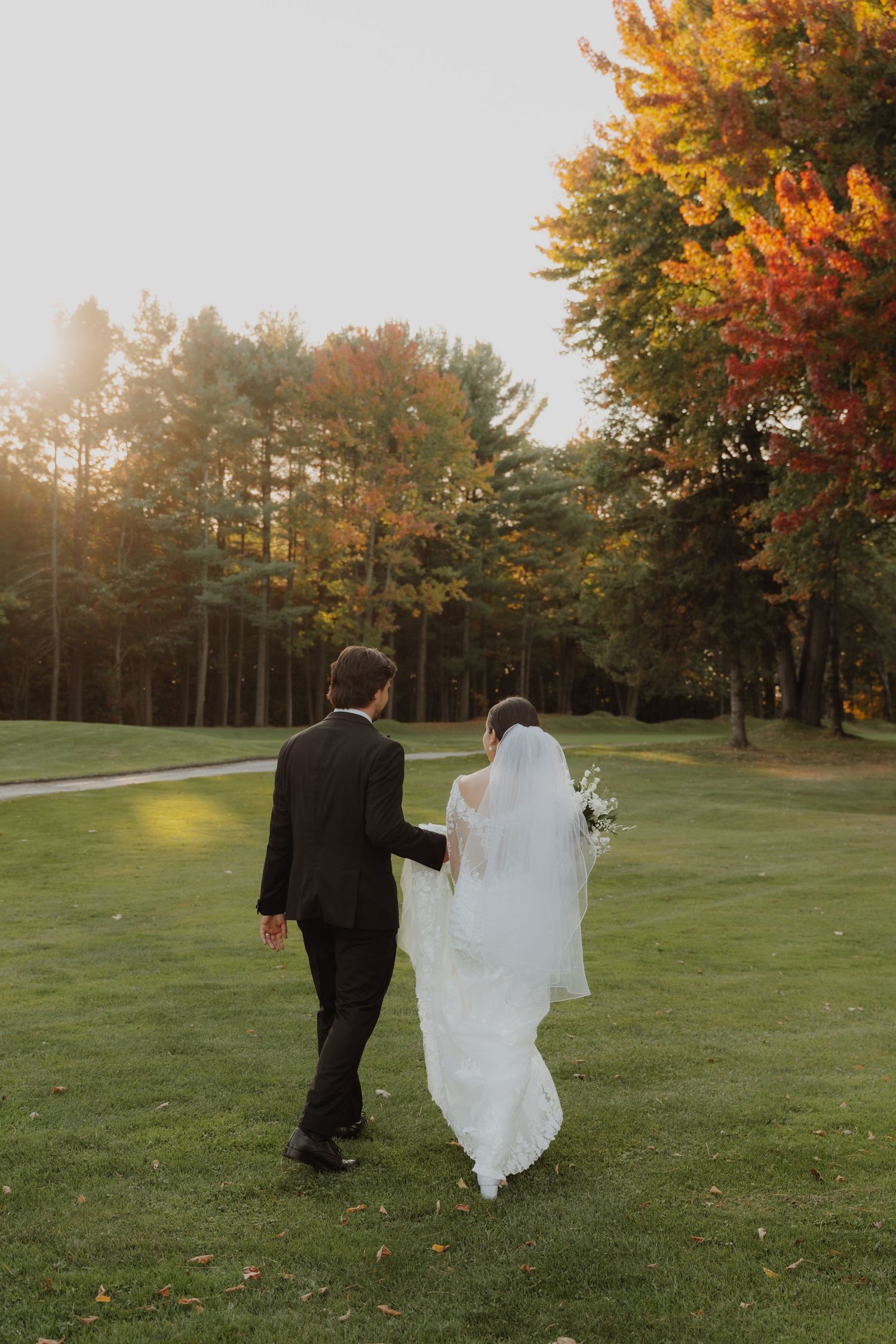 Deux mariés qui marchent à l'automne
