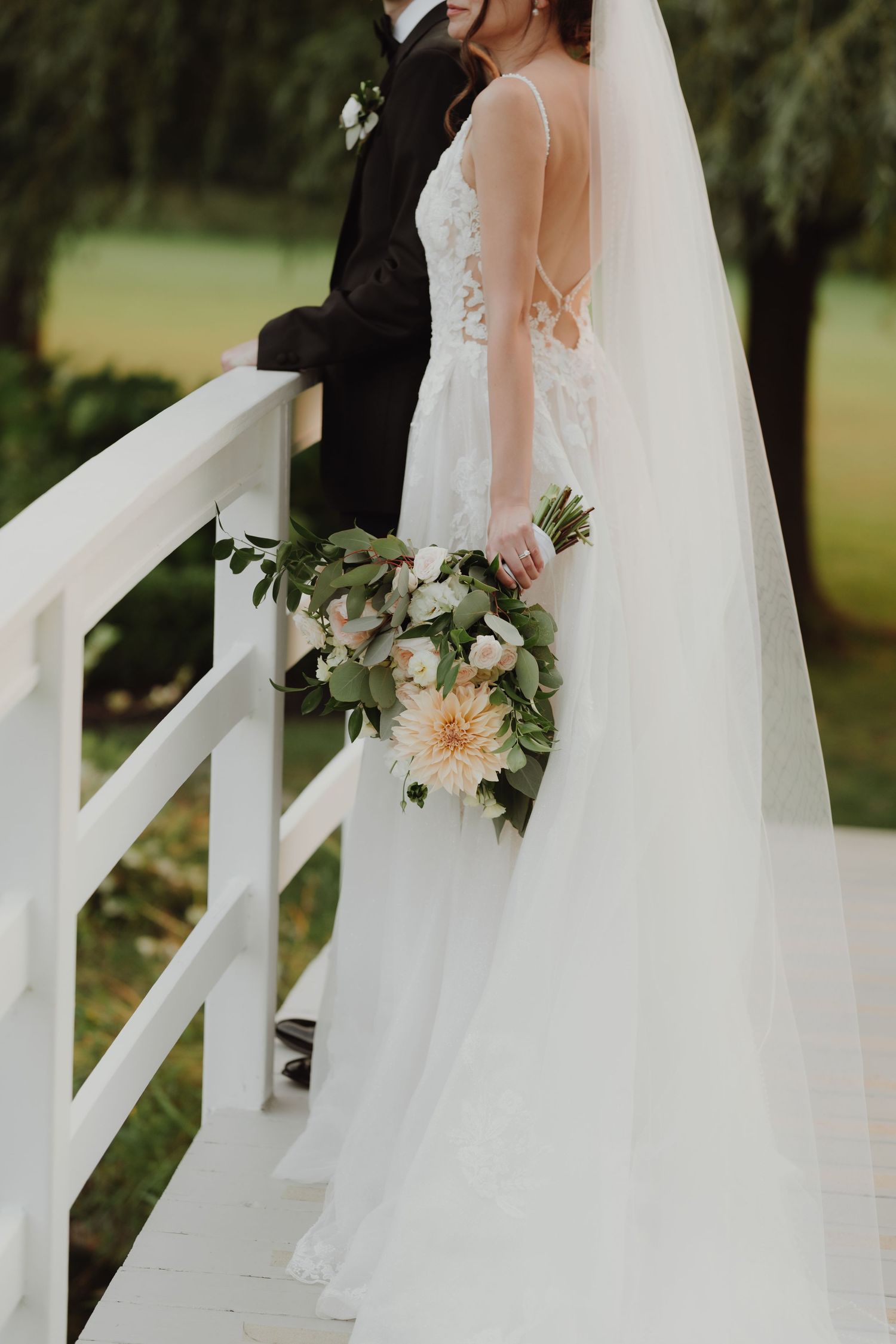 Le bouquet de fleur de la mariée sur le pont.