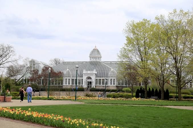 Christmas Mini Sessions at Franklin Park with the conservatory in the background
