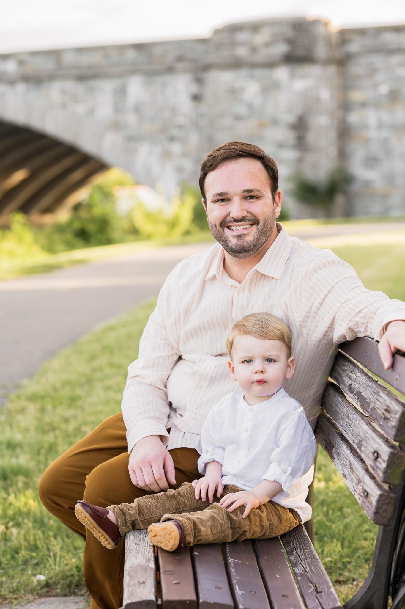 dad-and-toddler-boy-sitting-on-a-bench