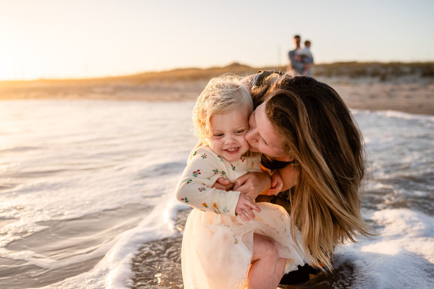 mom-hugging-smiling-girl-at-the-beach-family-photo