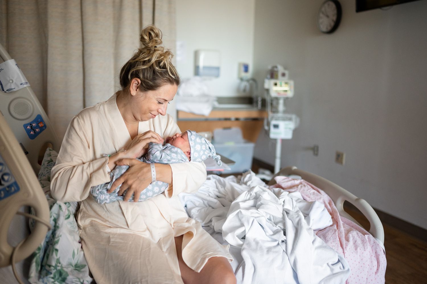 fresh-48-mom-and-baby-at-womack-fort-liberty