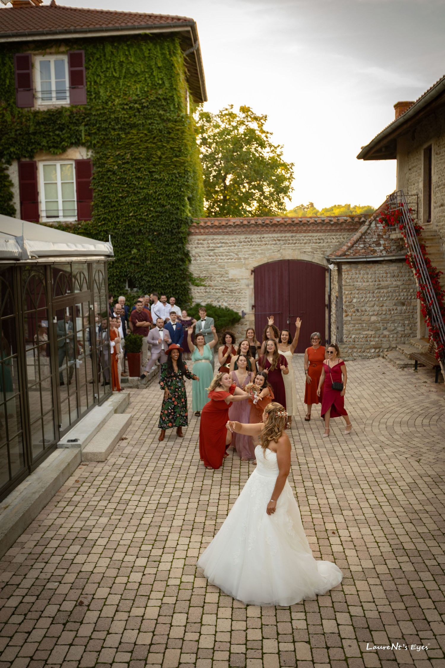 Mariée lancer de bouquet