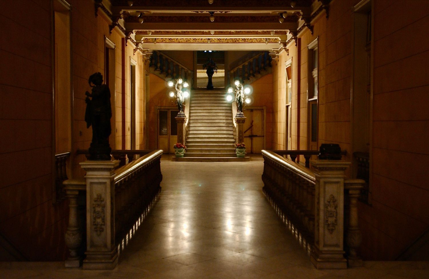 Hallway Building - Cuba - Photograph by Richard D. Schoenberg