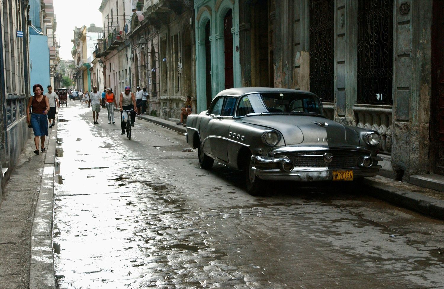 Side Street in Cuba - with old Car - Photograph by Richard D. Schoenberg