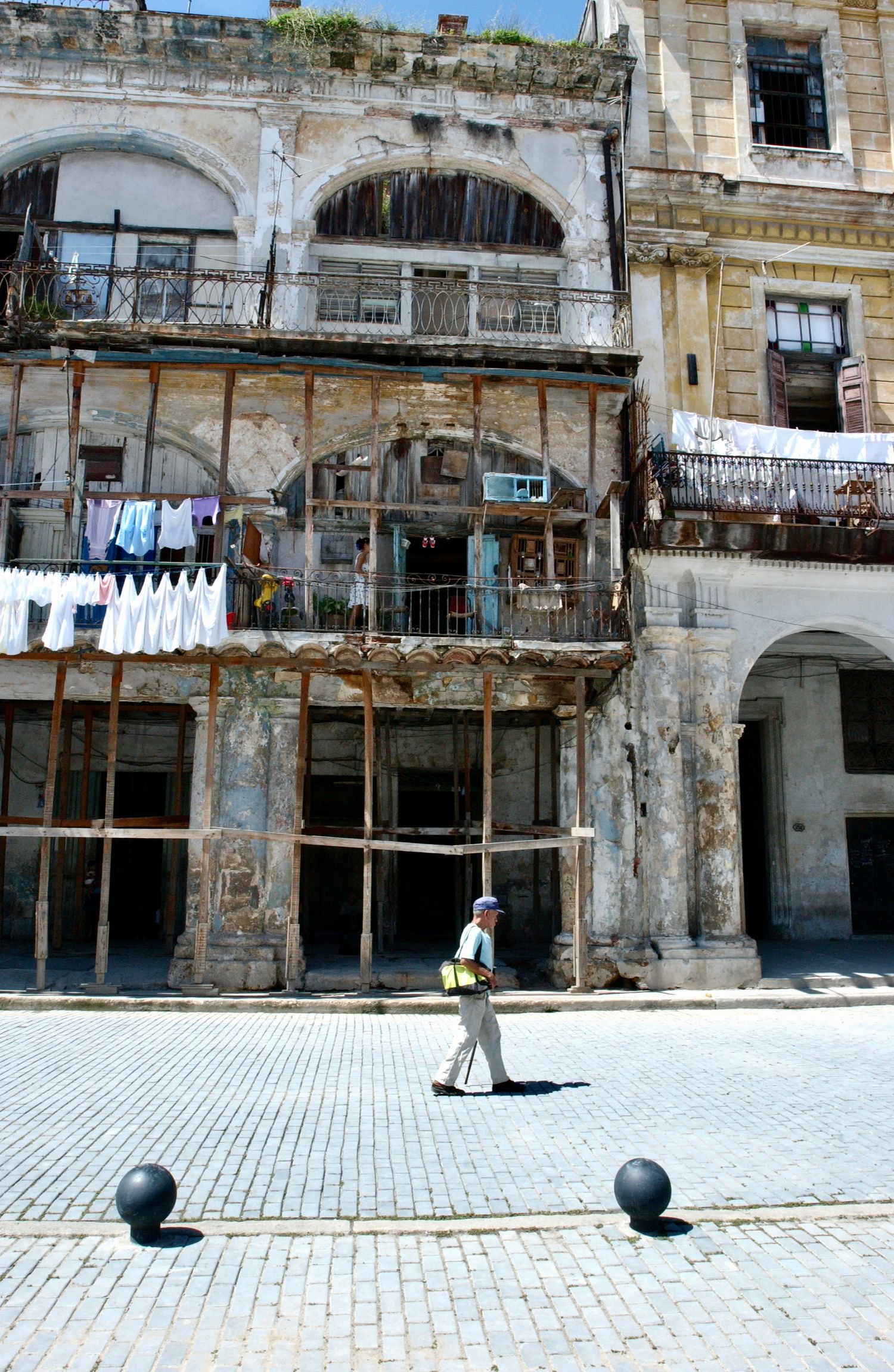 Side Street Building - Cuba - Photograph by Richard D. Schoenberg