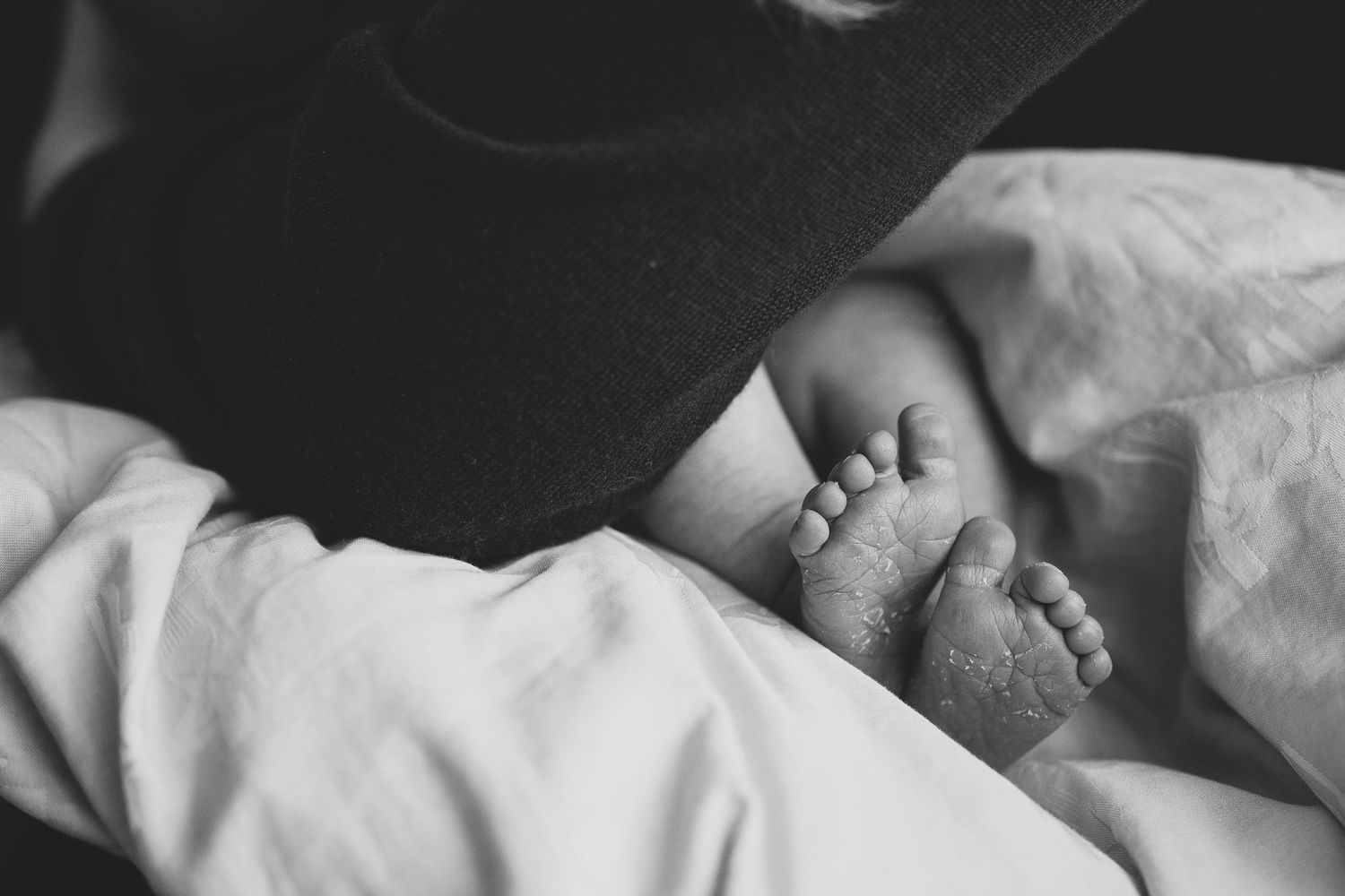 Nyfødtfotografering Silkeborg, hjemme – babyfødder i naturligt lys