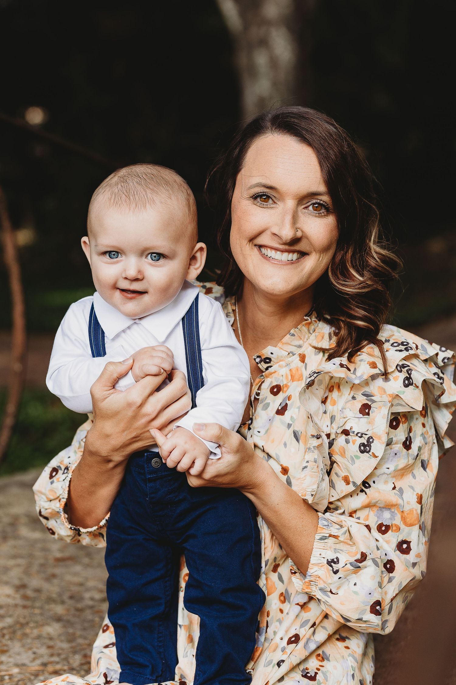 Joyful outdoor portrait sequence capturing tender moments between parent and child.