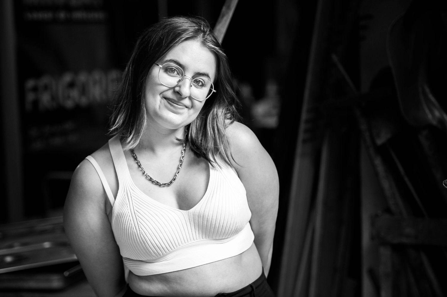 Portrait noir et blanc d'une jeune femme, expression naturelle, réalisé à Lyon Ouest. Photographe de portrait authentique et sensible.